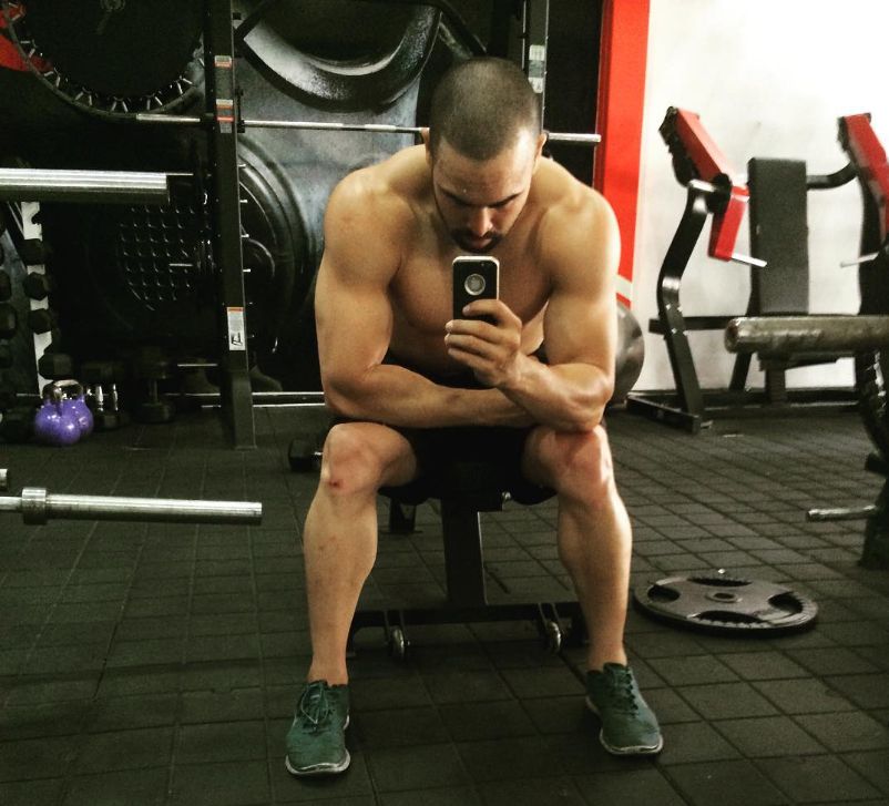 Lemay sentado en un banco del gym en sus primeros días en Miami, descansando con la cabeza baja entre series